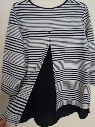 Camiseta rayas azul y blanca con diseño en espalda