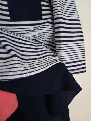 Camiseta rayas azul y blanca con diseño en espalda