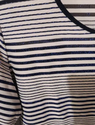 Camiseta rayas azul y blanca con diseño en espalda