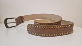Cinturón marrón tachuelas hebilla dorada.