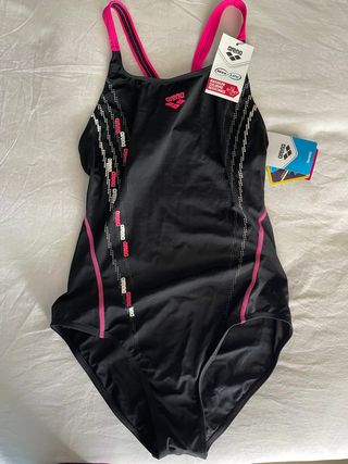 Bañador deportivo Arena negro y rosa con etiquetas