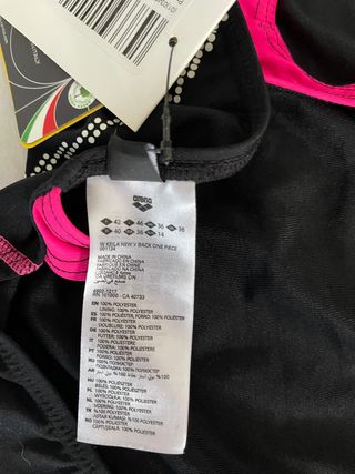 Bañador deportivo Arena negro y rosa con etiquetas
