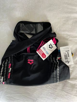 Bañador deportivo Arena negro y rosa con etiquetas