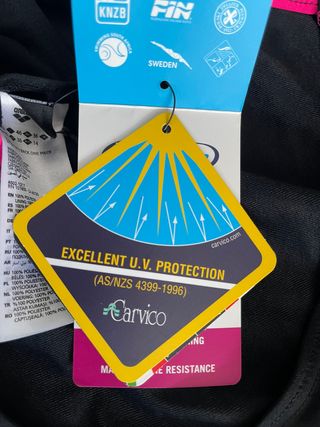 Bañador deportivo Arena negro y rosa con etiquetas