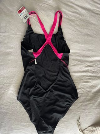 Bañador deportivo Arena negro y rosa con etiquetas