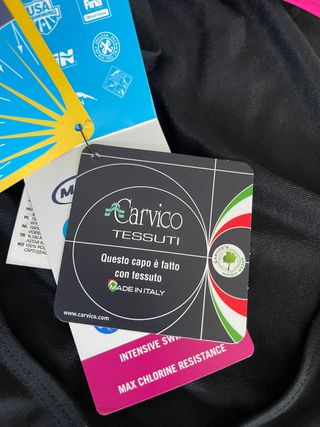 Bañador deportivo Arena negro y rosa con etiquetas