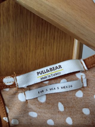 Mono marrón con lunares blancos