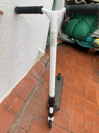 Patinete infantil blanco y negro