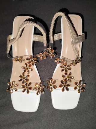Sandalias transparentes con flores doradas
