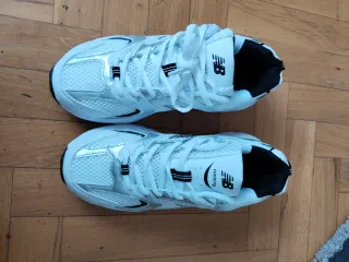 Zapatillas New Balance Running Plata y Blancas