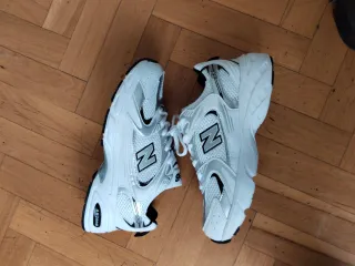 Zapatillas New Balance Running Plata y Blancas