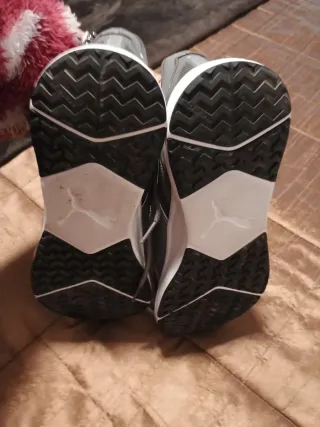 Zapatillas Puma grises y blancas