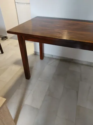 Mesa de comedor y sillas  oscura
