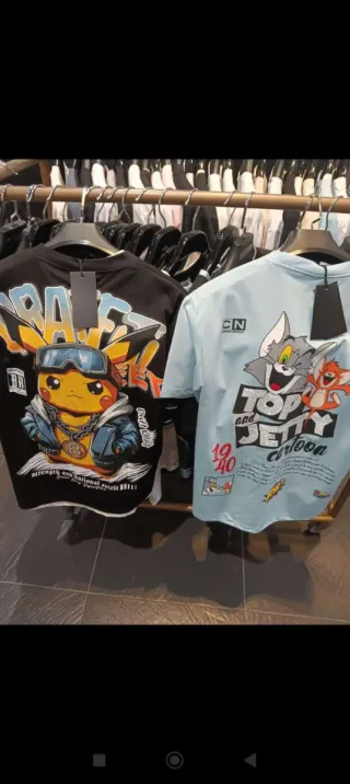 Camiseta Negra Pikachu y Camiseta Azul Tom & Jerry