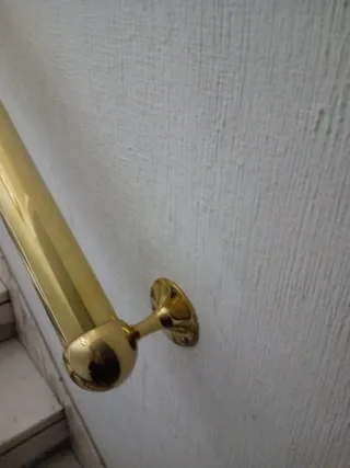 Pasamanos de pared de latón pulido para escaleras