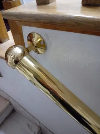 Pasamanos de pared de latón pulido para escaleras
