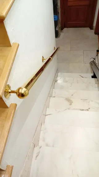 Pasamanos de pared de latón pulido para escaleras
