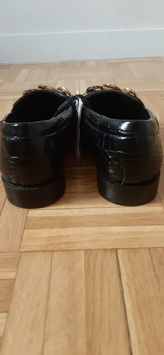 Zapatos Zara negros con cadena dorada