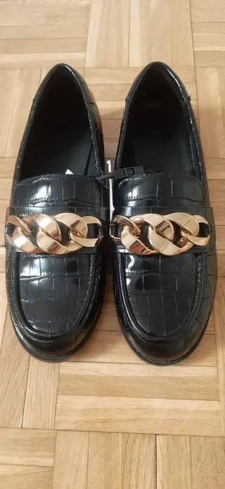 Zapatos Zara negros con cadena dorada