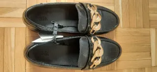 Zapatos Zara negros con cadena dorada