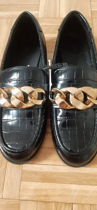 Zapatos Zara negros con cadena dorada
