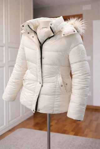 Abrigo acolchado blanco con capucha
