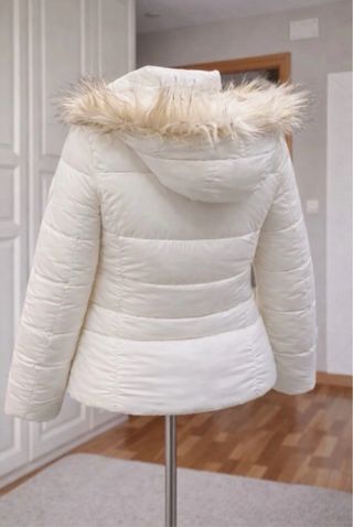 Abrigo acolchado blanco con capucha