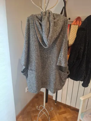 Casaca de punto gris y negra talla XL