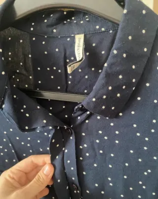 Blusa azul con lunares blancos