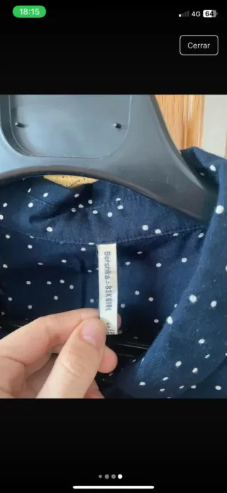 Blusa azul con lunares blancos