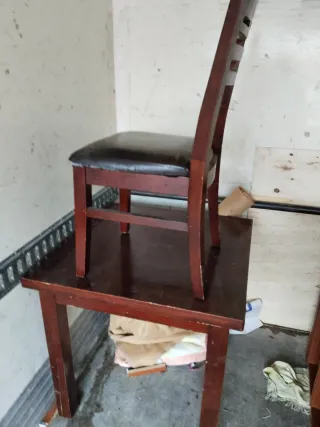 Mesa y 4  sillas de madera