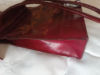 Bolso de piel granate con figuras