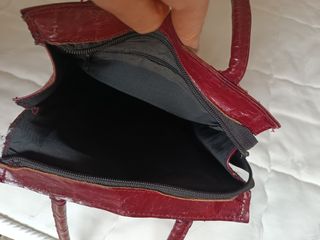 Bolso de piel granate con figuras