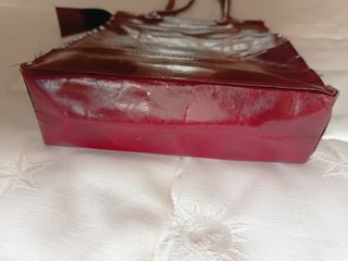 Bolso de piel granate con figuras