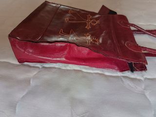 Bolso de piel granate con figuras