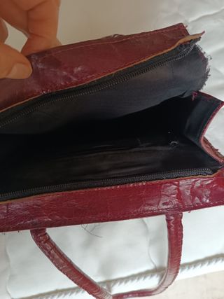 Bolso de piel granate con figuras