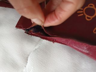 Bolso de piel granate con figuras