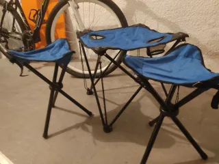 Conjunto mesa y 2 taburetes plegables