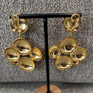 Pendientes dorados colgantes