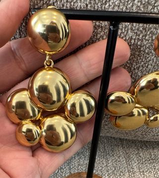 Pendientes dorados colgantes