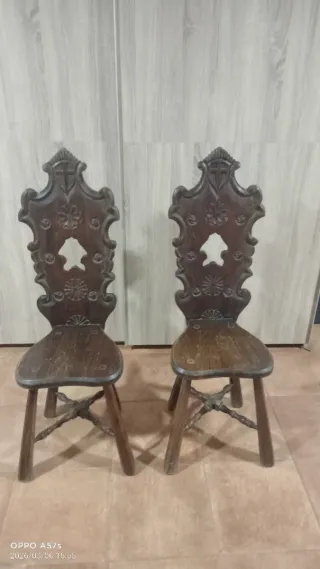 Antiguas sillas de madera tallada
