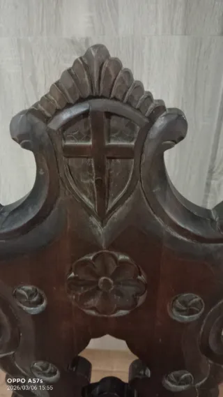 Antiguas sillas de madera tallada