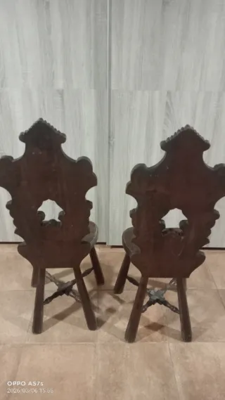 Antiguas sillas de madera tallada