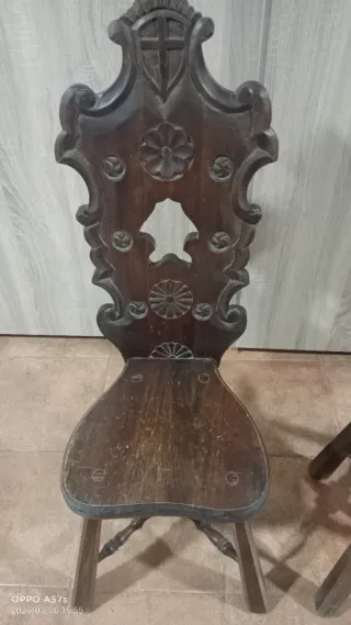 Antiguas sillas de madera tallada