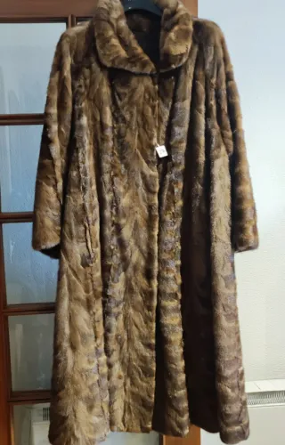 Abrigo de piel marrón