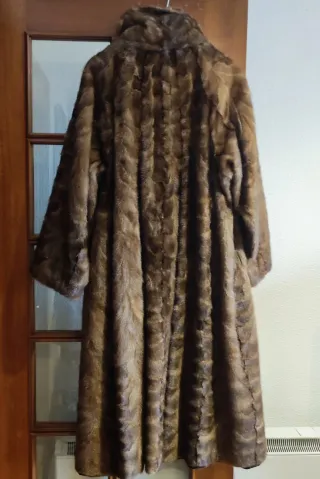 Abrigo de piel marrón