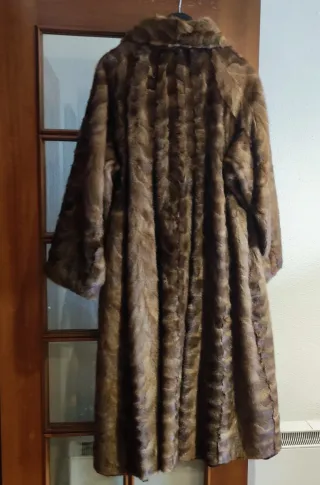 Abrigo de piel marrón