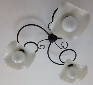 Due Lampadari con 3 punti luce, in metallo e ceram