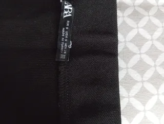 Falda Zara negra con detalles dorados