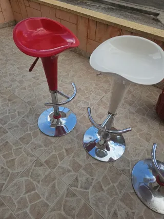 Taburetes altos rojos y blancos